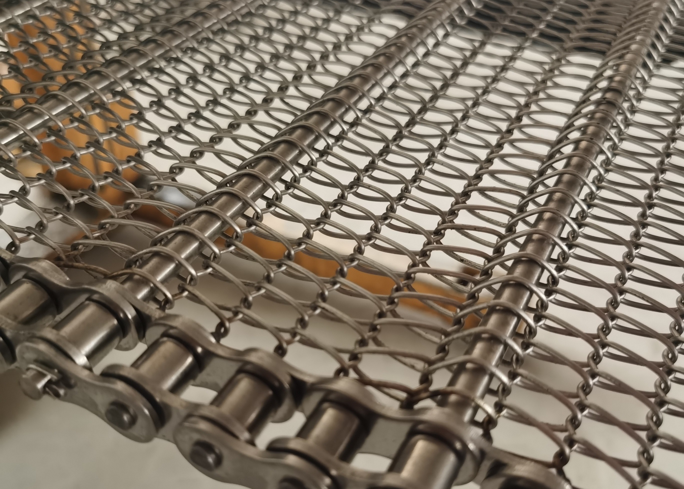 Transportband met metalen kettingschakels op hoge temperatuur voor de voedingsindustrie